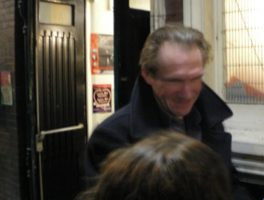 Ralph Fiennes signs a couple of autographs